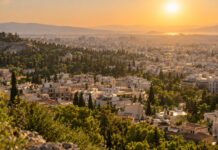Αττική: Πώς αλλάζει ο κίνδυνος καύσωνα έως το 2060 Αστικό τοπίο της Αττικής κάτω από έντονη καλοκαιρινή ζέστη με εκτεταμένες ζώνες πρασίνου