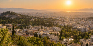 Αττική: Πώς αλλάζει ο κίνδυνος καύσωνα έως το 2060 Αστικό τοπίο της Αττικής κάτω από έντονη καλοκαιρινή ζέστη με εκτεταμένες ζώνες πρασίνου