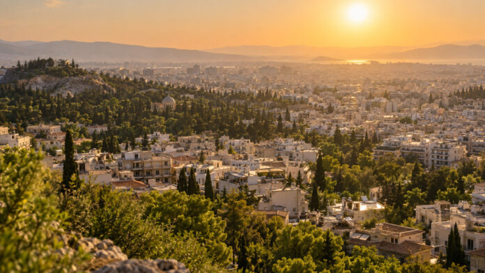 Αστικό τοπίο της Αττικής κάτω από έντονη καλοκαιρινή ζέστη με εκτεταμένες ζώνες πρασίνου