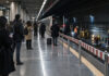 Μετρό Γραμμή 3: Τρεις σταθμοί κλείνουν στις 21:40 Επιβάτες σε αποβάθρα του μετρό ενώ συνεργείο πραγματοποιεί εργασίες συντήρησης στις γραμμές