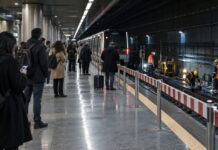 Μετρό Γραμμή 3: Τρεις σταθμοί κλείνουν στις 21:40 Επιβάτες σε αποβάθρα του μετρό ενώ συνεργείο πραγματοποιεί εργασίες συντήρησης στις γραμμές