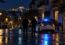 Μεταμόρφωση: Σχολικές τσάντες και είδη σε παιδιά οικογενειών των κοινωνικών δομών Περιπολικό και αστυνομικοί σε νυχτερινό δρόμο της Αθήνας