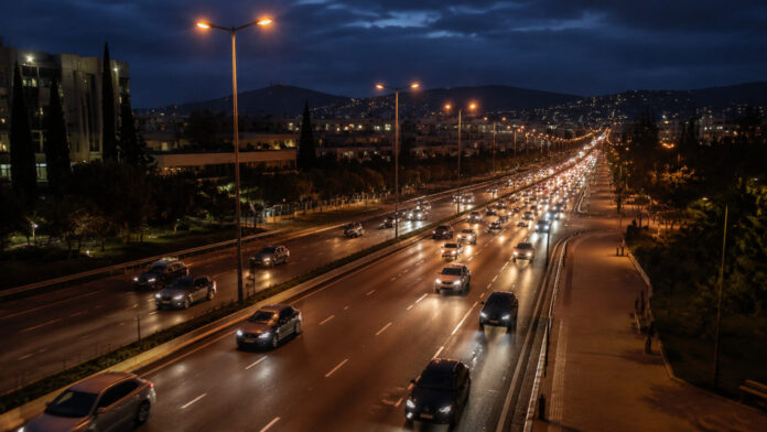 Βραδινή κυκλοφορία οχημάτων σε κεντρικό οδικό άξονα της Αττικής