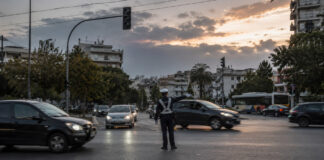 Αττική: Αυξημένες δυνάμεις Τροχαίας λόγω βλάβης σε φωτεινούς σηματοδότες Αστυνομικός της Τροχαίας ρυθμίζει την κυκλοφορία σε διασταύρωση με σβηστούς φωτεινούς σηματοδότες