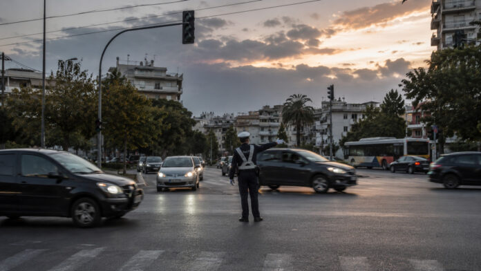 Αστυνομικός της Τροχαίας ρυθμίζει την κυκλοφορία σε διασταύρωση με σβηστούς φωτεινούς σηματοδότες