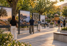 Χαλάνδρι: Η φωτογραφία βγαίνει στην κεντρική πλατεία Υπαίθρια έκθεση φωτογραφίας σε καταπράσινη πλατεία με επισκέπτες