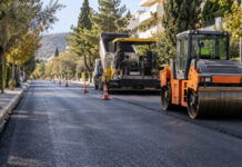 Χαλάνδρι: Έργο οδοστρώσεων 4 εκατ. ευρώ σε δεκάδες δρόμους Μηχανήματα οδοστρωσίας σε δενδροφυτεμένο αστικό δρόμο