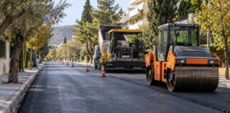 Χαλάνδρι: Έργο οδοστρώσεων 4 εκατ. ευρώ σε δεκάδες δρόμους Μηχανήματα οδοστρωσίας σε δενδροφυτεμένο αστικό δρόμο