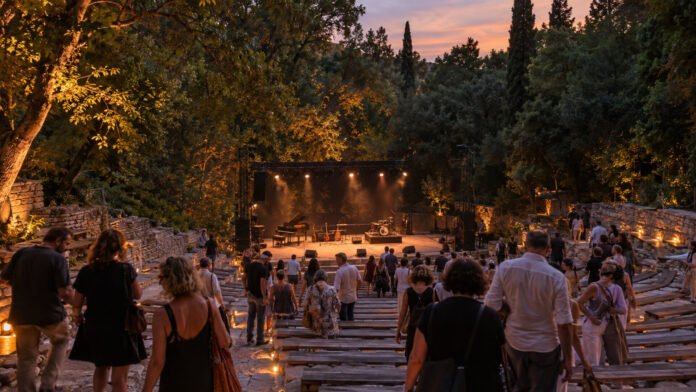 Υπαίθριο θέατρο μέσα σε καταπράσινη ρεματιά μετά την ολοκλήρωση πολιτιστικής βραδιάς