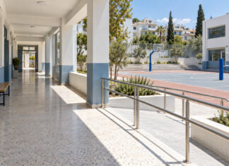 Χολαργός: Ολοκληρώθηκε η αναβάθμιση του 2ου Γυμνασίου Ανακαινισμένοι σχολικοί χώροι με προσβάσιμη είσοδο και αθλητικό γήπεδο