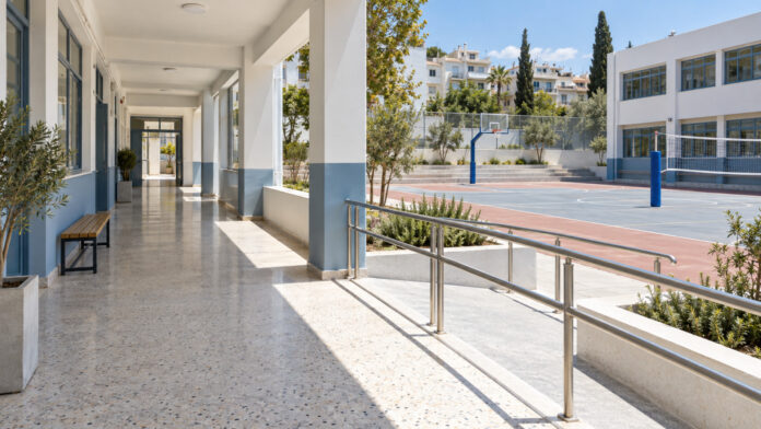Ανακαινισμένοι σχολικοί χώροι με προσβάσιμη είσοδο και αθλητικό γήπεδο