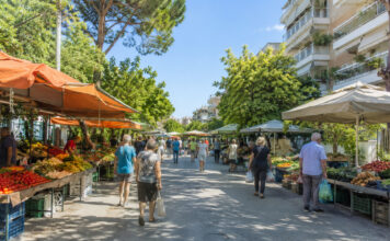 Χολαργός: Στις Αετιδέων και Ευριπίδου η λαϊκή αγορά έως 30 Νοεμβρίου Υπαίθρια λαϊκή αγορά με πάγκους οπωροκηπευτικών σε δενδροφυτεμένο αστικό δρόμο