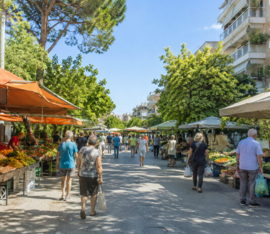 Χολαργός: Στις Αετιδέων και Ευριπίδου η λαϊκή αγορά έως 30 Νοεμβρίου Υπαίθρια λαϊκή αγορά με πάγκους οπωροκηπευτικών σε δενδροφυτεμένο αστικό δρόμο
