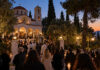 Χολαργός: Το πρόγραμμα της πανήγυρης του Τιμίου Σταυρού Πιστοί με αναμμένα κεριά σε απογευματινή θρησκευτική συγκέντρωση έξω από ναό