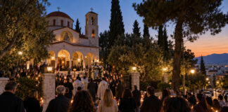 Χολαργός: Το πρόγραμμα της πανήγυρης του Τιμίου Σταυρού Πιστοί με αναμμένα κεριά σε απογευματινή θρησκευτική συγκέντρωση έξω από ναό