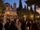 Χολαργός: Το πρόγραμμα της πανήγυρης του Τιμίου Σταυρού Πιστοί με αναμμένα κεριά σε απογευματινή θρησκευτική συγκέντρωση έξω από ναό
