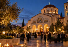Χολαργός: Η πανήγυρη του Τιμίου Σταυρού – Το πρόγραμμα Ορθόδοξος ναός φωτισμένος το σούρουπο με πιστούς στον προαύλιο χώρο