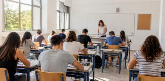 Δημόσια Ωνάσεια Σχολεία: Αιτήσεις έως 8 Σεπτεμβρίου για κενές θέσεις Μαθητές σε οργανωμένη σχολική αίθουσα κατά τη διάρκεια γραπτής δοκιμασίας