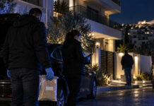 Αττική: Δύο συλλήψεις σε επιχείρηση της ΔΑΟΕ Αστυνομικοί ερευνητές έξω από κατοικία κατά τη διάρκεια επιχείρησης στην Αττική