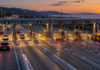 Ελευσίνα: Τρεις λωρίδες διοδίων κλείνουν για έναν μήνα λόγω εργασιών Λωρίδες διοδίων σε αυτοκινητόδρομο με κώνους και συνεργείο συντήρησης