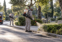 Φιλοθέη–Ψυχικό: Προληπτικοί ψεκασμοί μετά από κρούσματα σε όμορους δήμους Συνεργεία προληπτικής καταπολέμησης κουνουπιών σε καταπράσινο αστικό περιβάλλον