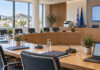 Γαλάτσι: Σχολικός εξοπλισμός και καύσιμα στη Δημοτική Επιτροπή Σύγχρονη αίθουσα συνεδριάσεων με φακέλους, μικρόφωνα και εξοπλισμό γραφείου