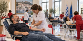 Γαλάτσι: Εθελοντική αιμοδοσία με ραντεβού στις 16 Σεπτεμβρίου Εθελοντής αιμοδότης με υγειονομικό προσωπικό σε οργανωμένη αίθουσα αιμοδοσίας