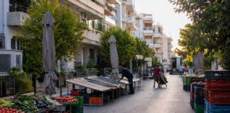 Γαλάτσι: Σε Καραϊσκάκη και Πλάτωνος μεταφέρονται οι δύο λαϊκές αγορές Πάγκοι και κιβώτια προϊόντων σε δρόμο που προετοιμάζεται για τη λειτουργία λαϊκής αγοράς