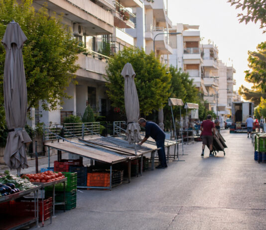 Γαλάτσι: Σε Καραϊσκάκη και Πλάτωνος μεταφέρονται οι δύο λαϊκές αγορές Πάγκοι και κιβώτια προϊόντων σε δρόμο που προετοιμάζεται για τη λειτουργία λαϊκής αγοράς