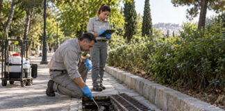 Γαλάτσι: Νέος κύκλος προνυμφοκτονίας και ελέγχων στην πόλη Συνεργείο περιβαλλοντικού ελέγχου εξετάζει φρεάτιο δίπλα σε αστικό πάρκο