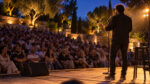 &Kappa;&omega;&mu;&iota;&kappa;ό&sigmaf; &sigma;&epsilon; &phi;&omega;&tau;&iota;&sigma;&mu;έ&nu;&eta; &sigma;&kappa;&eta;&nu;ή &mu;&epsilon; &mu;&iota;&kappa;&rho;ό&phi;&omega;&nu;&omicron; &mu;&pi;&rho;&omicron;&sigma;&tau;ά &sigma;&epsilon; &kappa;&omicron;&iota;&nu;ό