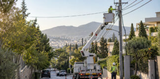 Ηράκλειο Αττικής: Δεκάωρη διακοπή ρεύματος σήμερα σε 14 δρόμους Συνεργείο ηλεκτρικού δικτύου εκτελεί εργασίες συντήρησης σε δρόμο κατοικιών