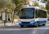 Ηράκλειο Αττικής: Από 14 Σεπτεμβρίου επιστρέφει η Δημοτική Συγκοινωνία Δημοτικό λεωφορείο κινείται σε δενδροφυτεμένο δρόμο του Ηρακλείου Αττικής