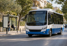Ηράκλειο Αττικής: Από 14 Σεπτεμβρίου επιστρέφει η Δημοτική Συγκοινωνία Δημοτικό λεωφορείο κινείται σε δενδροφυτεμένο δρόμο του Ηρακλείου Αττικής