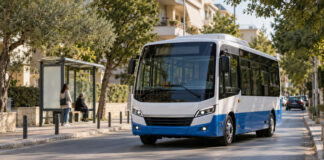 Ηράκλειο Αττικής: Από 14 Σεπτεμβρίου επιστρέφει η Δημοτική Συγκοινωνία Δημοτικό λεωφορείο κινείται σε δενδροφυτεμένο δρόμο του Ηρακλείου Αττικής