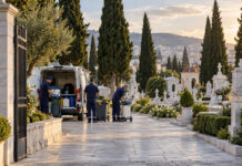 Ηράκλειο Αττικής: Κλείνει μετά τις 15:30 το κοιμητήριο στις 8 Σεπτεμβρίου Συνεργείο καθαρισμού προετοιμάζει εξοπλισμό σε δημοτικό κοιμητήριο