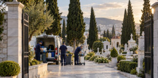 Ηράκλειο Αττικής: Κλείνει μετά τις 15:30 το κοιμητήριο στις 8 Σεπτεμβρίου Συνεργείο καθαρισμού προετοιμάζει εξοπλισμό σε δημοτικό κοιμητήριο