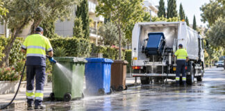 Ηράκλειο Αττικής: Πλύσιμο και απολύμανση κάδων σε 32 δρόμους Δημοτικό συνεργείο πλένει και απολυμαίνει κάδους σε πράσινη γειτονιά του Ηρακλείου Αττικής