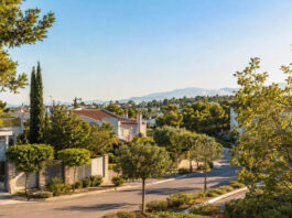 Καιρός στην Αττική: Ηλιοφάνεια, έως 34°C στα βόρεια και κίτρινη προειδοποίηση Ηλιόλουστη και καταπράσινη γειτονιά των βορείων προαστίων με καθαρό ουρανό και ορεινό ορίζοντα