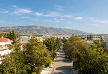 Καιρός στην Αττική: Αίθριος, έως 35°C και ασθενείς άνεμοι Ηλιόλουστη καταπράσινη γειτονιά των βορείων προαστίων με τον ορεινό όγκο της Πεντέλης στον ορίζοντα