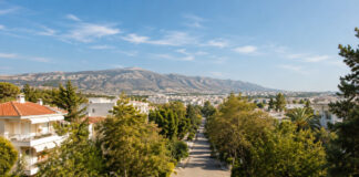 Καιρός στην Αττική: Αίθριος, έως 35°C και ασθενείς άνεμοι Ηλιόλουστη καταπράσινη γειτονιά των βορείων προαστίων με τον ορεινό όγκο της Πεντέλης στον ορίζοντα