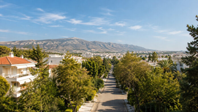 kairos-attiki-voreia-proastia-20260903-0700-1920x1080-1 Ηλιόλουστη καταπράσινη γειτονιά των βορείων προαστίων με τον ορεινό όγκο της Πεντέλης στον ορίζοντα