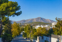 Καιρός στην Αττική 4/9: Αίθριος, έως 35°C και άνεμοι έως 5 μποφόρ Ηλιόλουστη γειτονιά των βορείων προαστίων με την Πεντέλη κάτω από καθαρό γαλάζιο ουρανό
