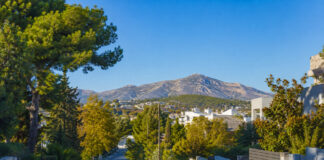 Καιρός στην Αττική 4/9: Αίθριος, έως 35°C και άνεμοι έως 5 μποφόρ Ηλιόλουστη γειτονιά των βορείων προαστίων με την Πεντέλη κάτω από καθαρό γαλάζιο ουρανό