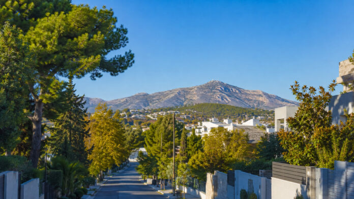 Ηλιόλουστη γειτονιά των βορείων προαστίων με την Πεντέλη κάτω από καθαρό γαλάζιο ουρανό