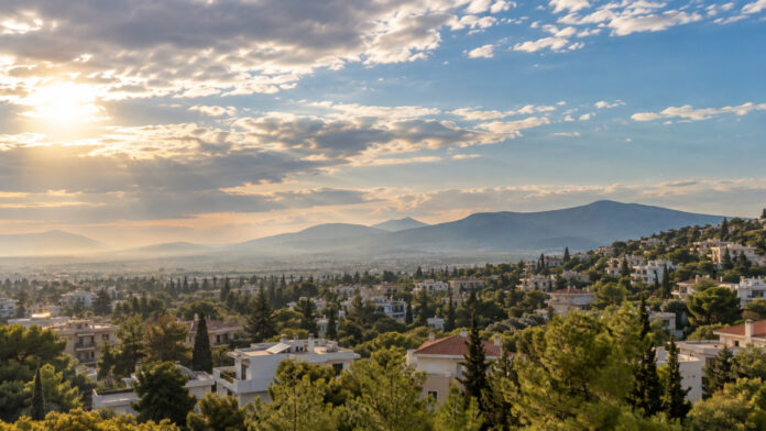 Παροδικές νεφώσεις και ανοίγματα ηλιοφάνειας πάνω από τα βόρεια προάστια της Αττικής