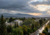 Καιρός στην Αττική: Πρωινές βροχές και βελτίωση από το μεσημέρι Βροχοφόρα σύννεφα υποχωρούν πάνω από τα βόρεια προάστια της Αθήνας καθώς ανοίγει ο ουρανός