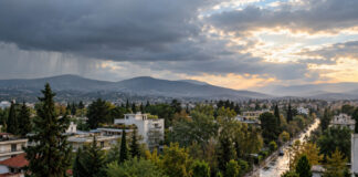 Καιρός στην Αττική: Πρωινές βροχές και βελτίωση από το μεσημέρι Βροχοφόρα σύννεφα υποχωρούν πάνω από τα βόρεια προάστια της Αθήνας καθώς ανοίγει ο ουρανός
