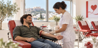 Κηφισιά: Εθελοντική αιμοδοσία στις 18 Σεπτεμβρίου στο 4ο Δημοτικό Σχολείο Εθελοντής αιμοδότης σε φωτεινό χώρο με επαγγελματία υγείας