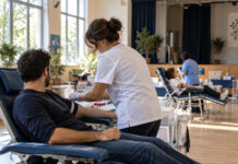 Κηφισιά: Εθελοντική αιμοδοσία στις 18 Σεπτεμβρίου Εθελοντής αιμοδότης και υγειονομικό προσωπικό σε οργανωμένη αίθουσα αιμοδοσίας